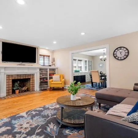 6 Bedroom Entire Duplex For Large Groups